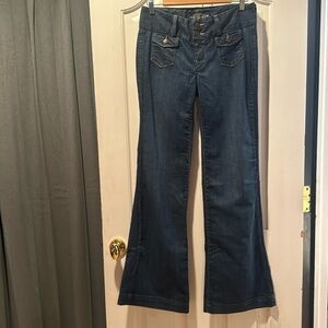 Lucky Brand Vintage bell bottom blue jeans low rise. Gold clover 🍀